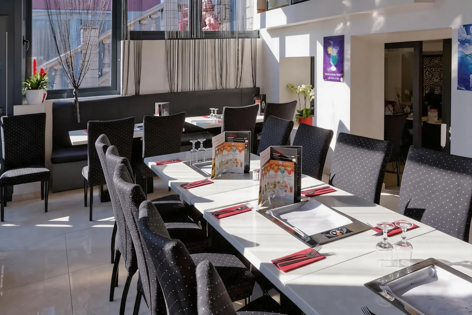 Long laid table, black chairs and fuchsia napkins